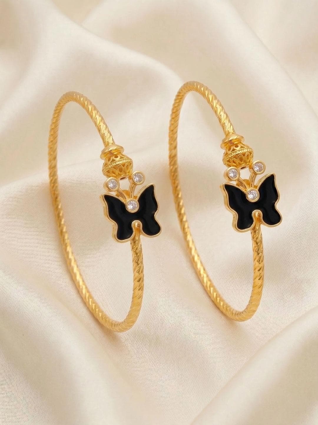 DressBerry Gold Plated Bangle